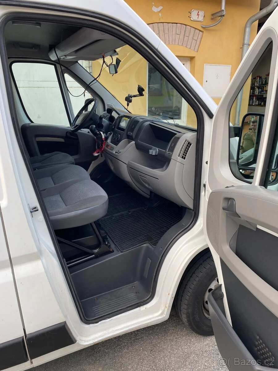 Pohled z boku na Peugeot Boxer